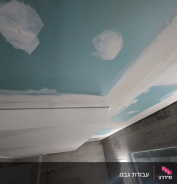 תקרת גבס עם תיקוני שפכטל לבנים